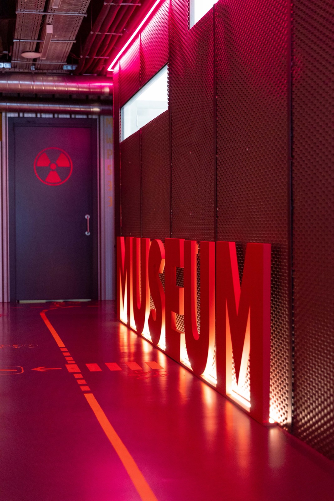 Zona Museum con neón rojo