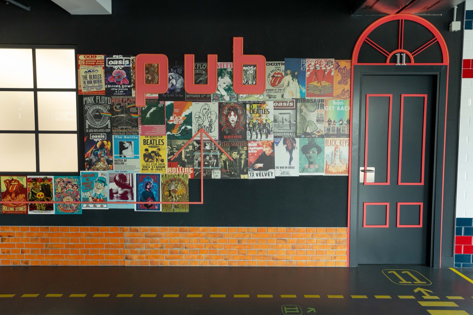 Zona pub con pósters de música